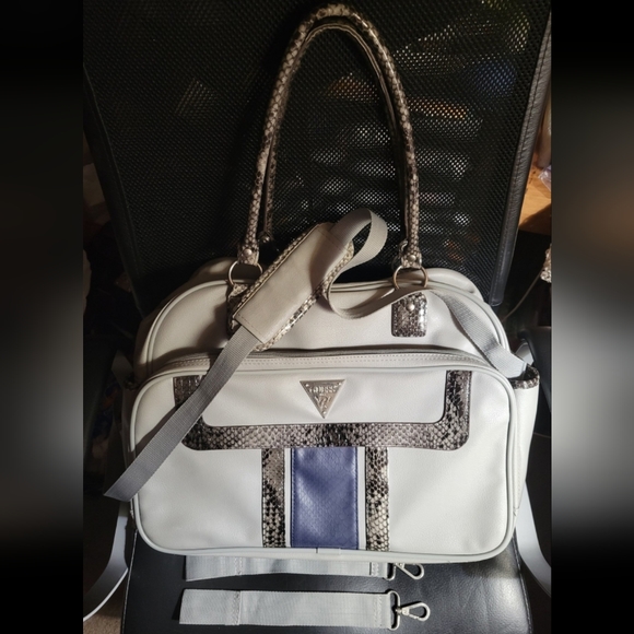 Guess Overnight Diaper/Travel/Gym Bag Tote - Picture 2 of 12